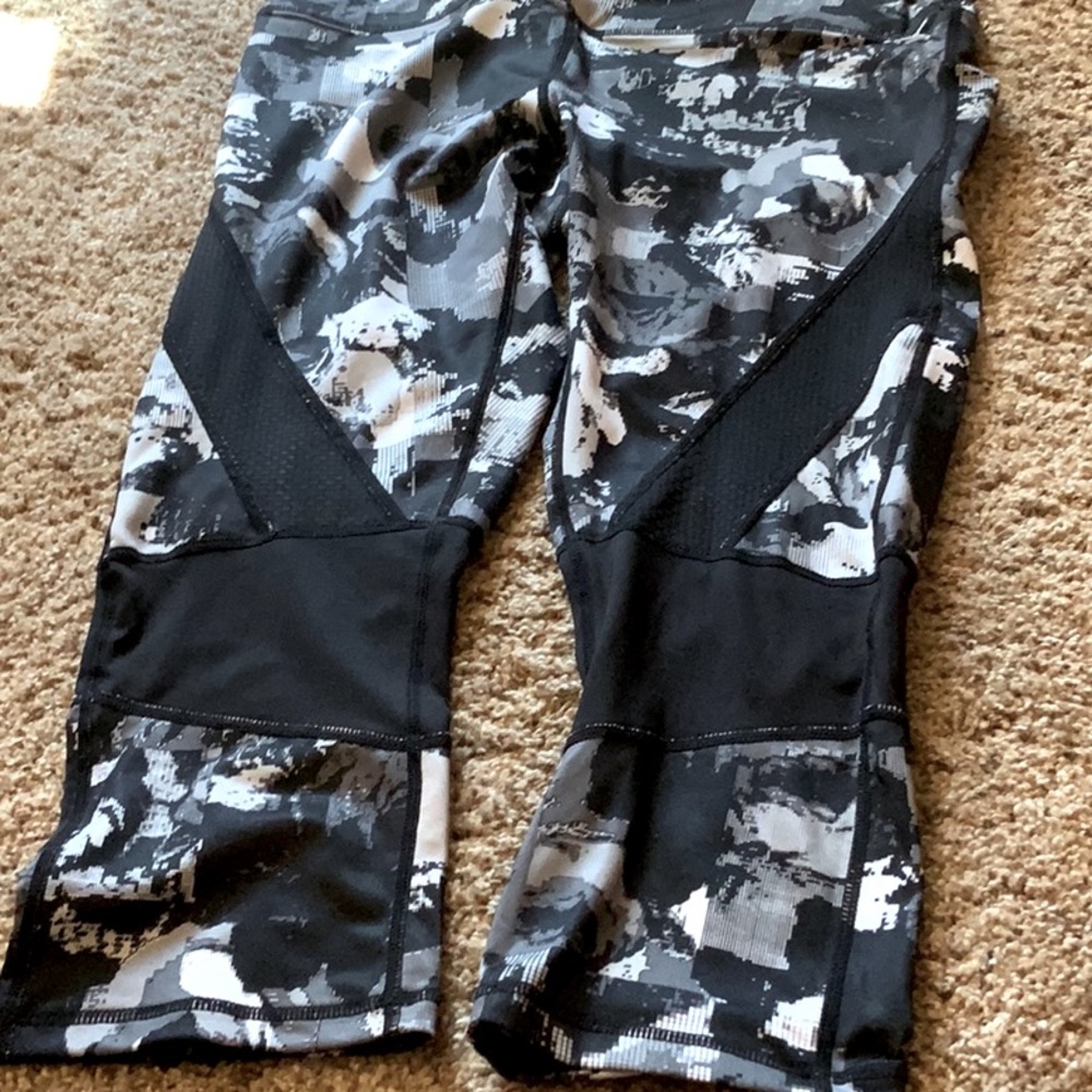 Nicole Miller activewear Capri workout leggings